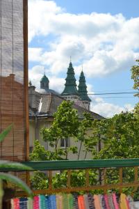 - une vue sur un bâtiment avec des tours en arrière-plan dans l'établissement Catedra View Apartment, à Ternopil