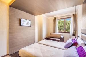 a hotel room with a bed and a chair at Warmthotel in Rome