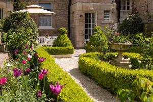 ein Garten vor einem Haus mit Blumen in der Unterkunft The Kennard Boutique Guesthouse in Bath