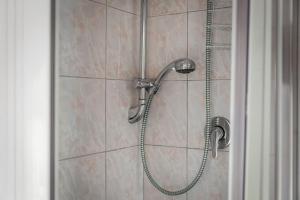 una doccia con soffione in un bagno di Monolocale finemente ristrutturato a Ostuni Altre 23 foto