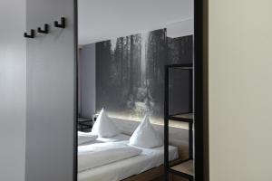 Letto o letti in una camera di Hotel Schwarzwälder Hof