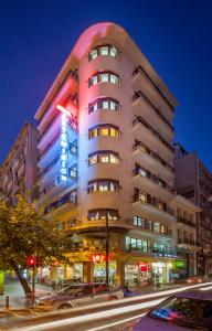 雅典的住宿－阿提米希恩酒店，建筑的侧面有 ⁇ 虹灯标志