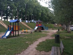 park z placem zabaw ze zjeżdżalniami i sprzętem do zabawy w obiekcie Il Giardino w Lukce