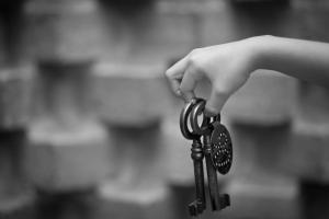 una persona sosteniendo un par de llaves en su mano en Hotel Casa Índigo en San Cristóbal de Las Casas