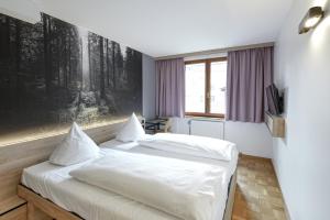 Letto o letti in una camera di Hotel Schwarzwälder Hof