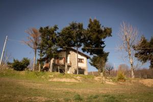an old house on top of a hill at B&B Vista Casentino in Pratovecchio