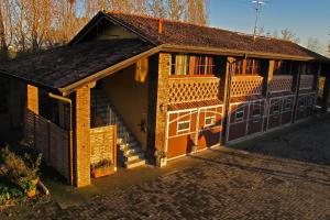 Agriturismo Bassanella في تريفيغليو: منزل من الطوب مع بوابة وشرفة