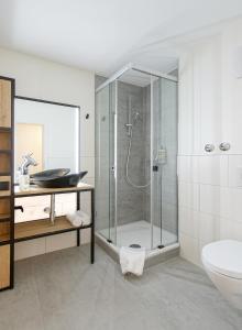 Bilik mandi di Hotel Schwarzwälder Hof +36 gambar