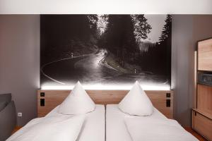 Letto o letti in una camera di Hotel Schwarzwälder Hof