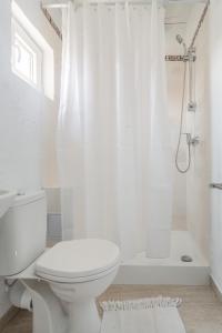 Koupelna v ubytování Casa Stavros + 37 fotografií
