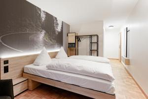 una camera da letto con un letto e un quadro sul muro di Hotel Schwarzwälder Hof a Friburgo in Brisgovia