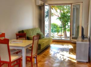 - un salon avec un canapé et une table dans l'établissement Vasiliki Seaside Apartments, à Petrovac na Moru