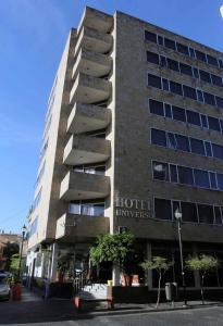 ein Gebäude mit einem Hotel davor in der Unterkunft Hotel Universo in Guadalajara