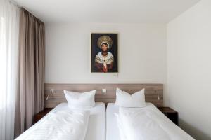 Letto o letti in una camera di Hotel Schwarzwälder Hof
