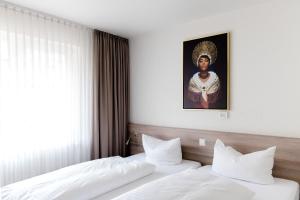 Letto o letti in una camera di Hotel Schwarzwälder Hof