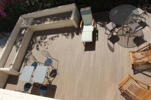 an overhead view of a pool with chairs and a table at B&B Bessy 10 in Antibes
