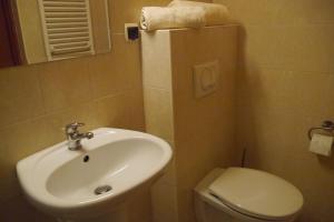 łazienka z umywalką, toaletą i ręcznikami w obiekcie Apartamenty Klemens w mieście Puck +24 zdjęcia