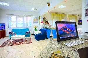 salon z laptopem na ladzie w obiekcie Hotel Majorca w Cesenatico