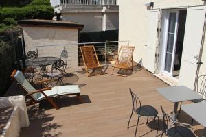 a patio with chairs and tables on a balcony at B&B Bessy 10 in Antibes