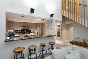 Kuchyň nebo kuchyňský kout v ubytování Gibbons Life Accommodations