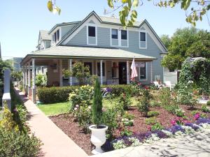 une maison avec un jardin fleuri devant elle dans l'établissement Cherokee Lodge, à San Diego