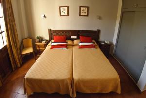 A bed or beds in a room at Hotel Galaroza Sierra