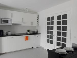 Køkken eller tekøkken på Apartamento Renovado,vistas piscina, aire acondicionado,wifi