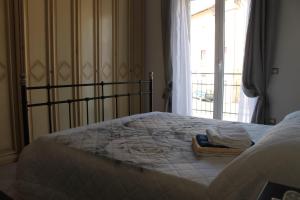 una camera da letto con un grande letto e una finestra di Artemide ad Agerola