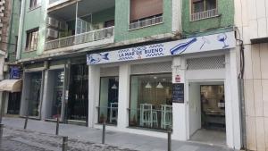 una tienda con un cartel en un lado de un edificio en Eduardo Lucena 5, Los Patios en Córdoba