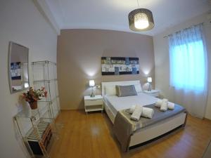 1 dormitorio con 1 cama, 2 mesas y una ventana en Eduardo Lucena 5, Los Patios, en Córdoba