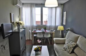 a living room with a couch and a dining room table at Apartamento Royal Centro de Ronda in Ronda