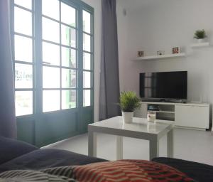 Et tv og/eller underholdning på Apartamento Renovado,vistas piscina, aire acondicionado,wifi