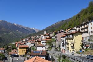 Vista generica sulle montagne o vista sulle montagne dall'interno dell'hotel
