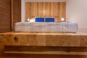 Porto FormosoにあるRetiro do Ticoの木製テーブルの上にベッド2台が備わります。