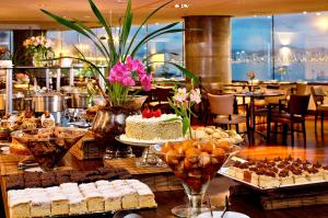 ein Buffet mit Kuchen und Desserts auf dem Tisch in der Unterkunft Majestic Palace Hotel in Florianópolis