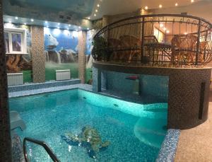 una piscina cubierta con balcón y piscina en Fort Noks Hotel, en Arkhangelsk
