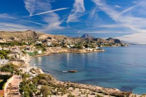 a view of a beach with houses and the ocean at Camping Costa Blanca in El Campello
