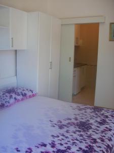 ein Schlafzimmer mit einem großen Bett mit einer lila Decke in der Unterkunft Studio Dominik in Makarska