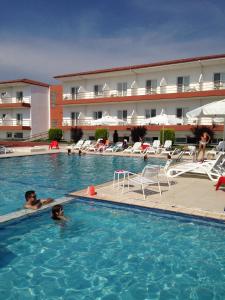 Bazén v ubytovaní Athina Airport Hotel alebo v jeho blízkosti