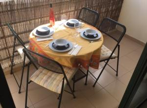 アルマカオ・デ・ペラにあるCoralのテーブル(椅子付)、黄色のテーブルクロス、皿