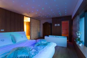 多博沃Villa EVA的一间卧室设有一张大床和一个紫色的天花板