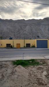 un edificio al lado de una carretera en el desierto en Casa Langla Lunahuana, en Lunahuaná