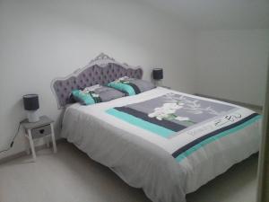Ένα ή περισσότερα κρεβάτια σε δωμάτιο στο Maison au calme