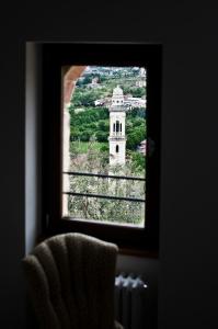 Blick auf ein Gebäude aus einem Fenster in der Unterkunft Relais Villa Ambrosetti in Verona