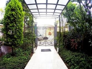 a walkway that leads to a garden area at Hotel Runcu Miraflores in Lima