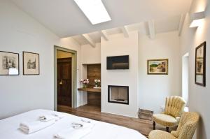 Televisyen dan/atau pusat hiburan di Relais Villa Ambrosetti