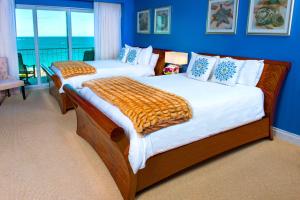 2 letti in una camera da letto con parete blu di Sea View Hotel a Miami Beach