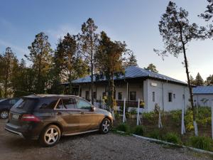 un coche aparcado frente a una casa en Conacul Balta Alba, en Balta Albă