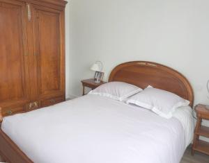 ペネスタンにあるA'magのベッドルーム(白い大型ベッド1台、木製ヘッドボード付)