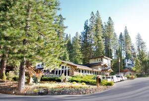 uma casa grande no meio de uma floresta em Mountain Retreat Resort, a VRI resort em Arnold